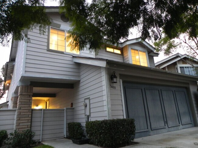 Foto del edificio - 4 Bed/2.5 Bath Spacious Two Story Home at ...