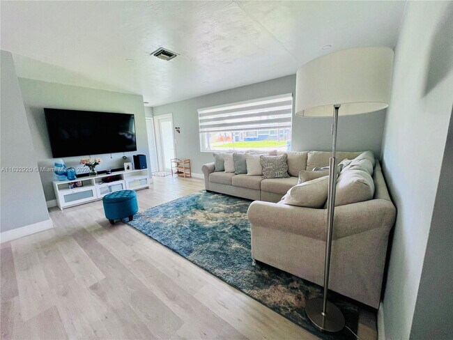 Foto del edificio - 8240 NW 11th St