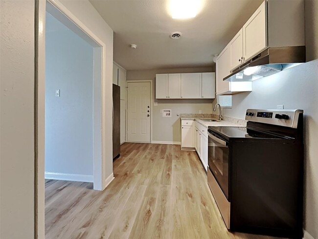 Building Photo - 3 BR/1.5BA | Updated Single Family Home | 1-Car Carport | Fenced backyard!