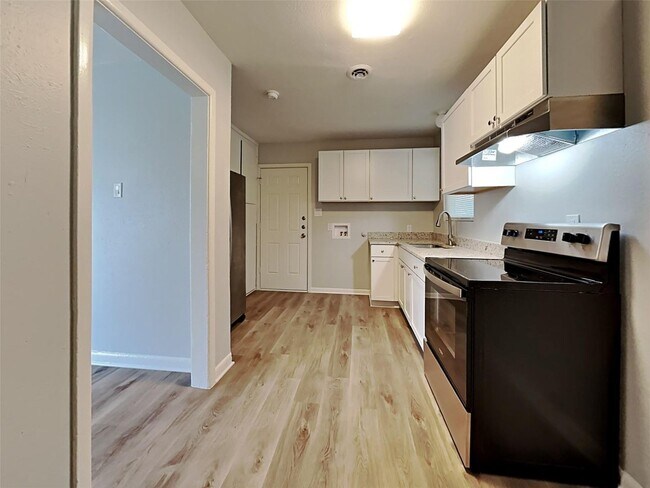 Foto del edificio - 3 BR/1.5BA | Updated Single Family Home | 1-Car Carport | Fenced backyard!