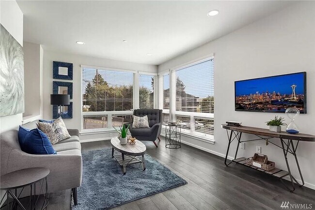 Foto del edificio - Spacious 4-Bed, 2.5-Bath Townhome with Mod...