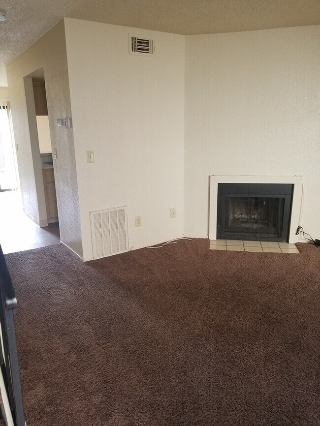 Building Photo - One month rent freel! Spacious townhome wi...