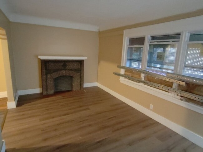 Building Photo - 4 Bedroom 2 bath Bungalow Located Near 7 M...