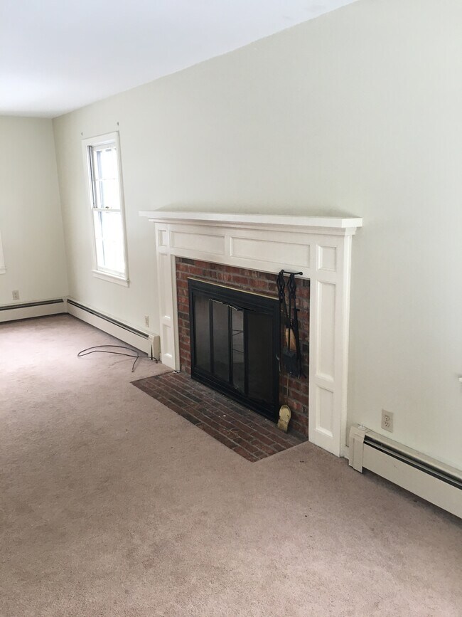 Large and cozy livingroom with fireplace - 3695 Harding Rd