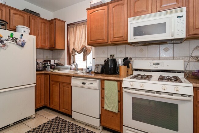 Foto del edificio - 2436 W Diversey Ave