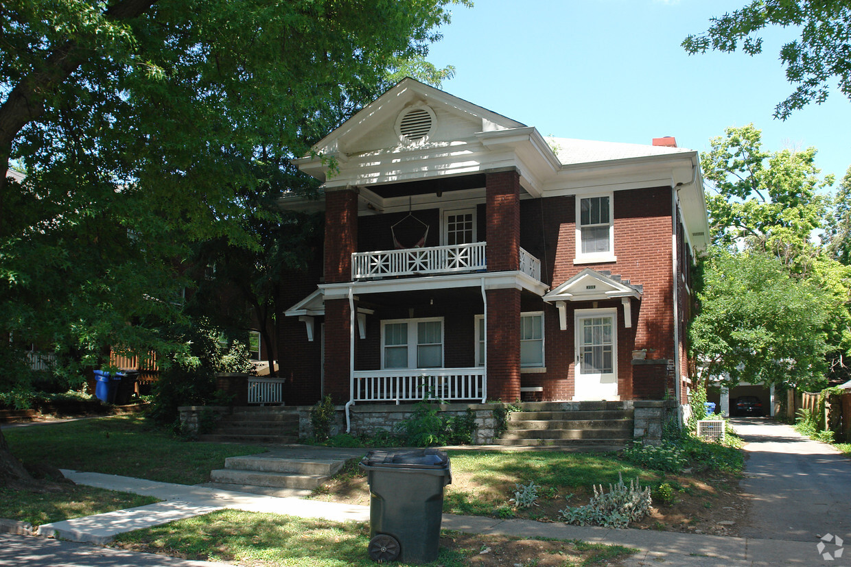 Building Photo - 209-211 E Stone Ave
