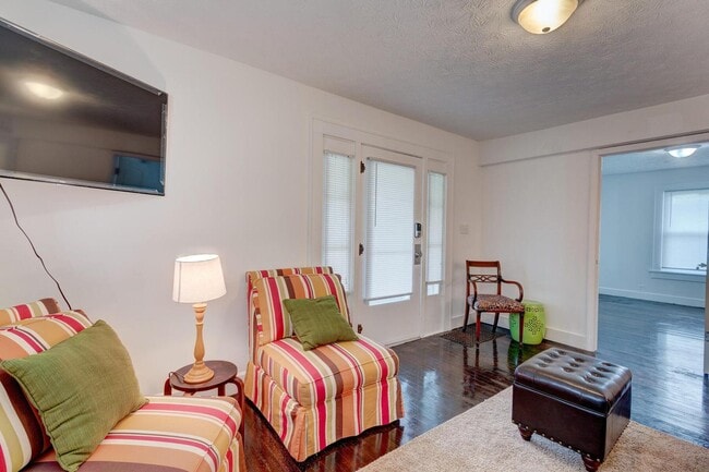 Foto del edificio - 701 W Hanna Ave