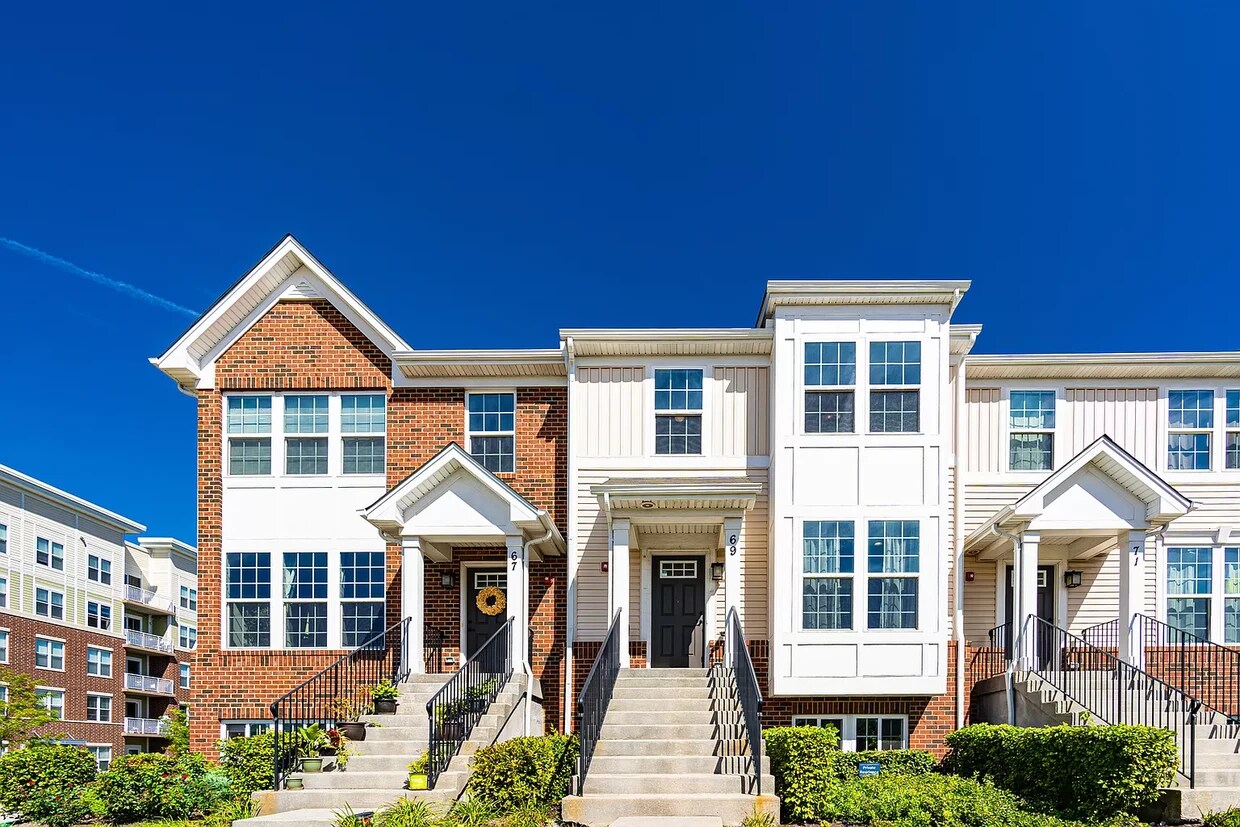 69 Nicholas Dr W, Des Plaines, IL 60016 Townhome Rentals in Des