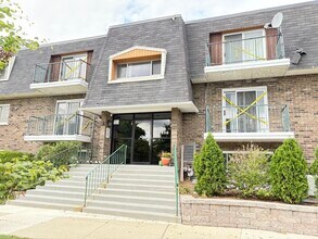 Building Photo - 3856 S Parkway Dr