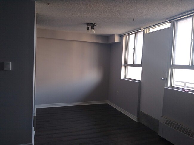 Building Photo - 12 Shandon Dr