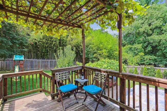 Foto del edificio - Awesome 4 Bedroom, 3 Full Bath Home in Clo...