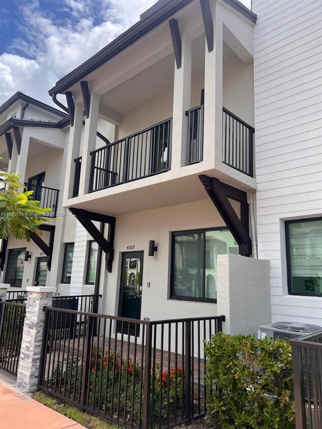 Foto principal - 4269 NW 83rd Ave