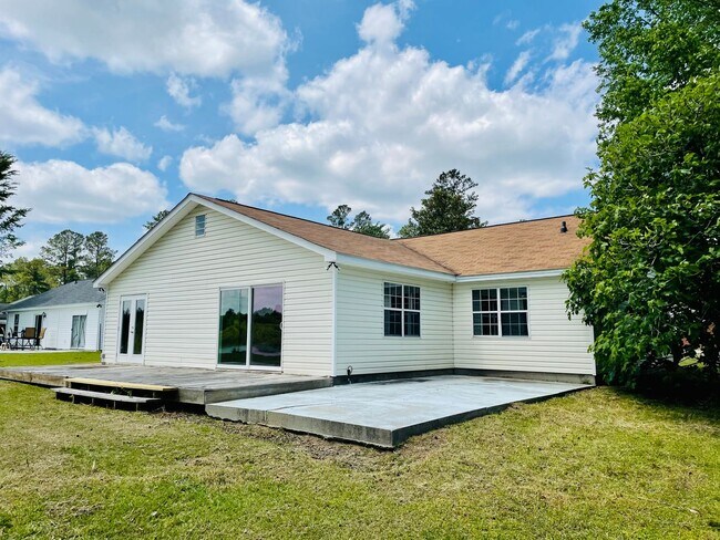 Foto del edificio - A MUST SEE! 3 BR/2 Bath with garage and po...