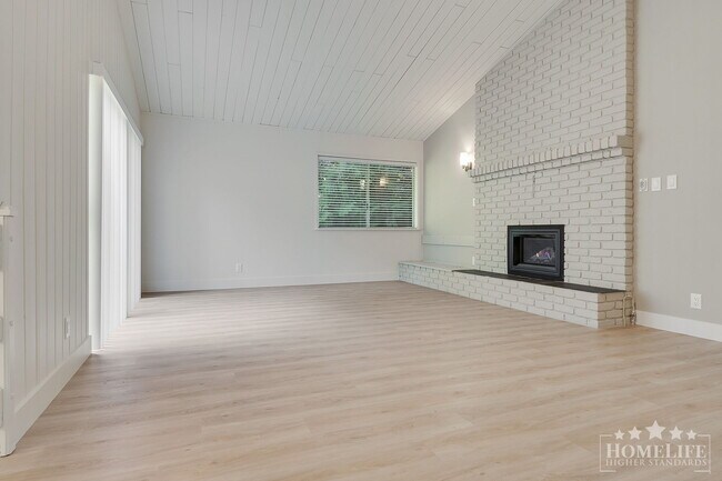 Photo du bâtiment - Spacious 3-Bedroom + Den Home with Large Private Backyard in Crescent Park