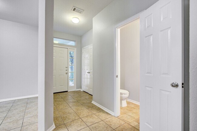 Foto del edificio - 3-Bedroom Townhouse with Open Floor Plan and Spacious Backyard Near Lackland AFB