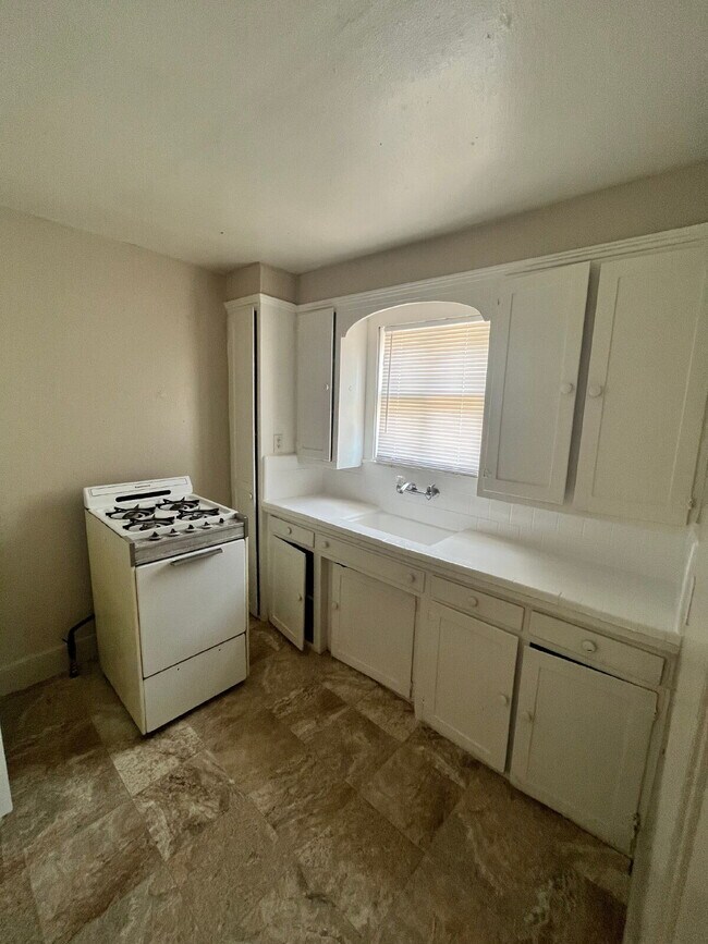 Building Photo - Centrally Located in Bryan