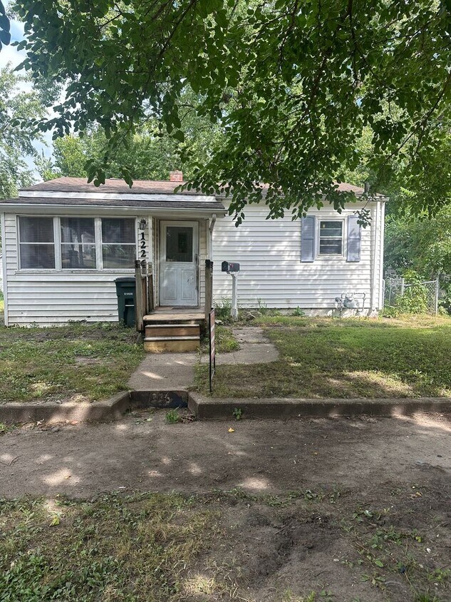 Foto principal - 2 bedroom 1 bath home with central air