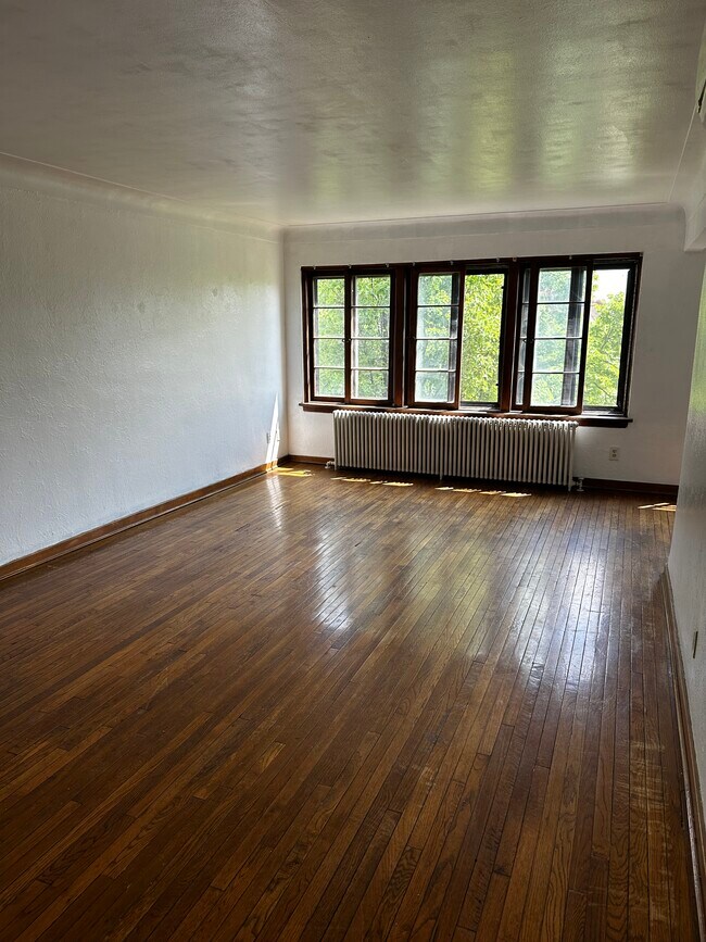 Living room - 708 W Bancroft St