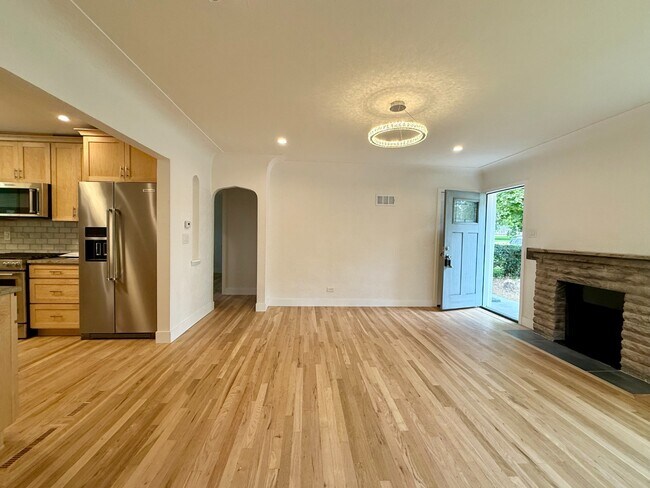 Foto del edificio - Beautifully remodeled mid-century modern h...