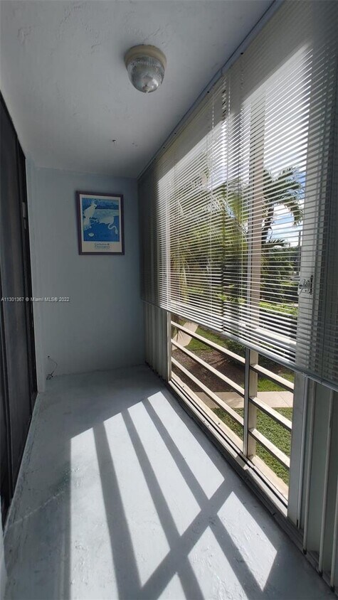 Foto del edificio - 2935 NE 163rd St