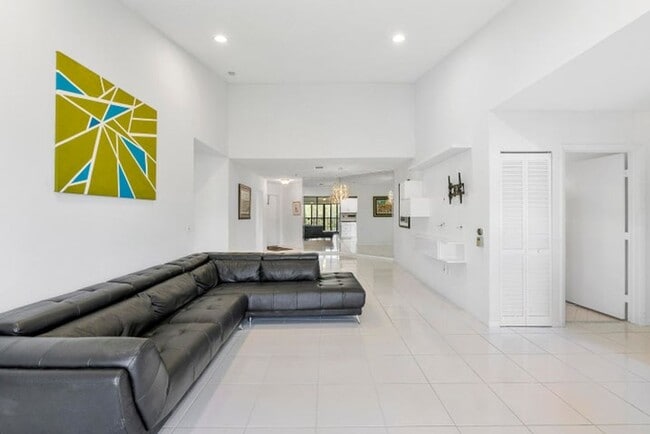 Building Photo - 5153 Floria Dr