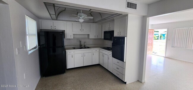 Foto del edificio - 735 Jacaranda St