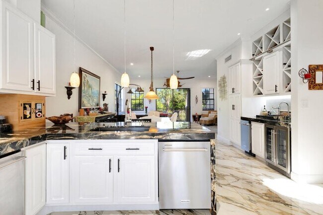 Building Photo - 301 del Sol Cir