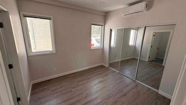El dormitorio principal tiene un armario grande. - 505 Rose Ave