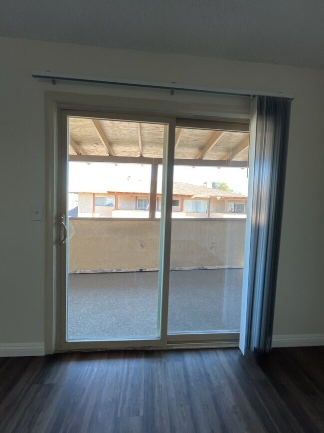 Foto del edificio - 2 bedroom 2 bathroom second level unit centrally located in the El Sol del Pueblo community.