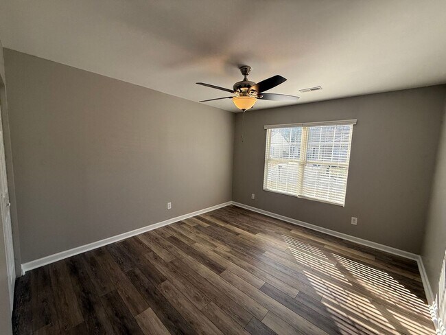 Building Photo - You'll Love the Modern Upgrades in this Fully Remodeled Condo!