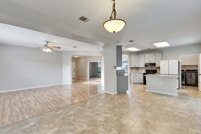 Building Photo - 6305 Roseborough Dr