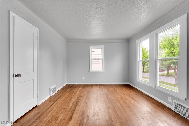 Building Photo - 15605 Benhoff Dr