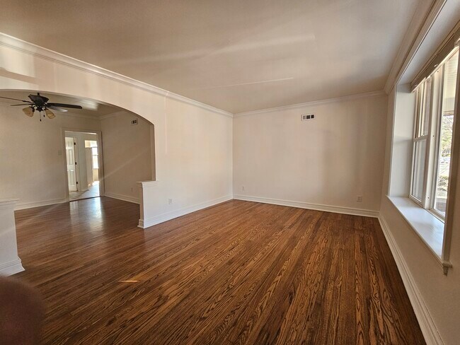 Foto del edificio - 5040 Sutherland Ave