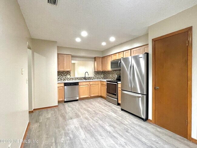 Building Photo - 12057 Cobblewood Ln N