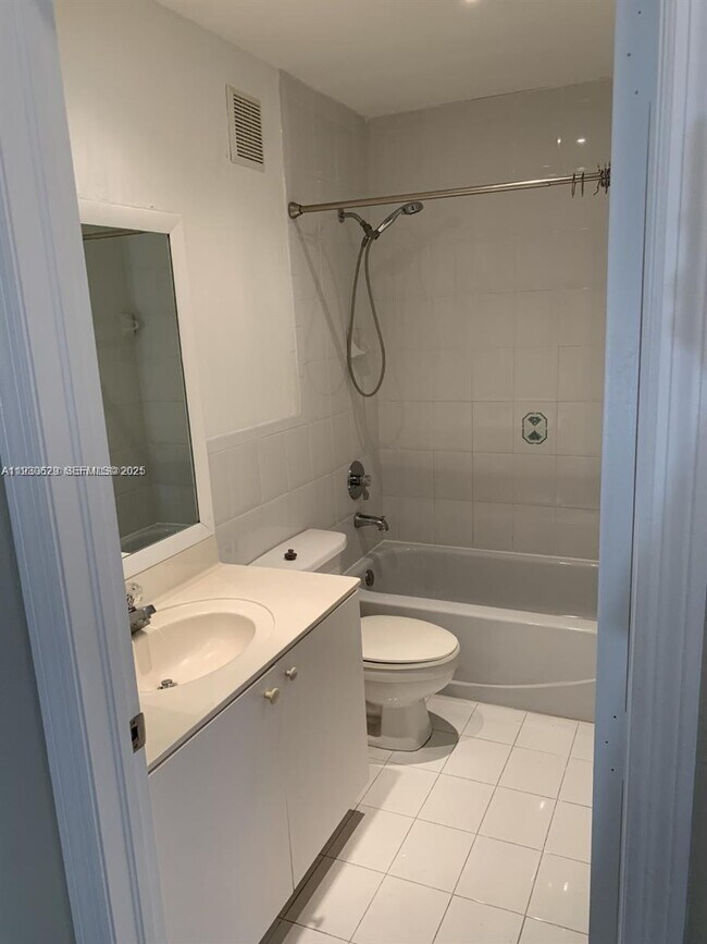 Foto del edificio - 6761 NW 182nd St