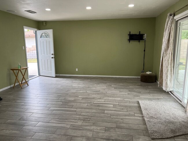 Building Photo - 722 Forest Park Dr