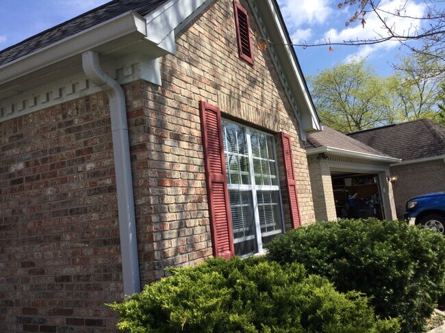 Foto del edificio - 261 Lake Point Ln S