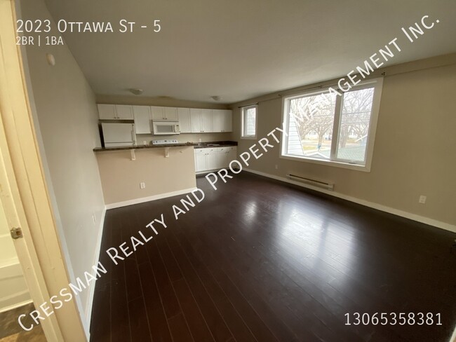 Building Photo - 2 bed, 1 bath apartment available near dow...