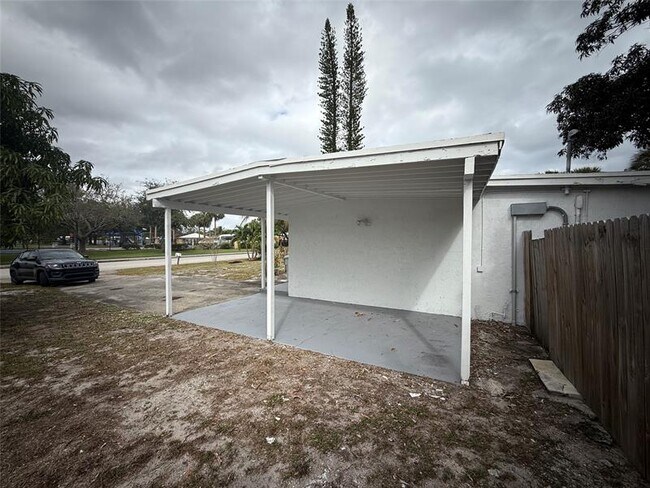 Building Photo - 1724 NE 50th Ct