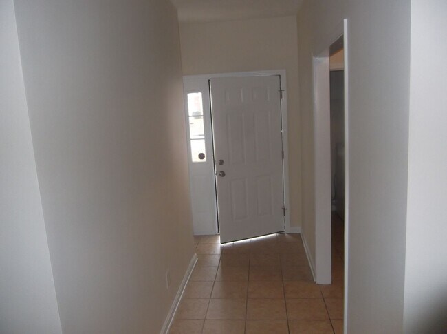 Building Photo - Spacious 3 bedroom with bonus!
