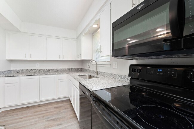 Foto del edificio - Roomy Belton Duplex Near Downtown with Basement Space