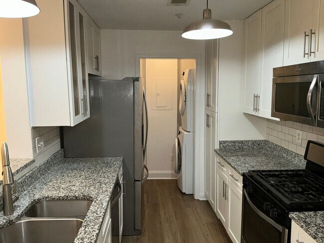 Foto del edificio - Beautiful 3BR 2BA condo located in the Decoverly neighborhood of Rockville