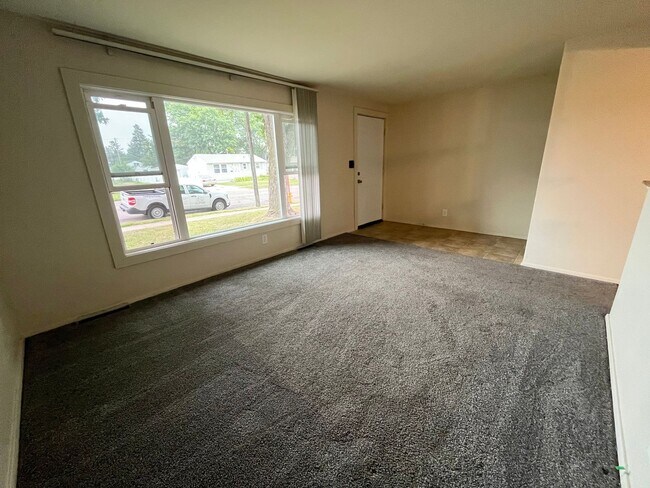 Foto del edificio - 3 Bed/1 Bath with Bonus Room and Fully Fenced in Yard!