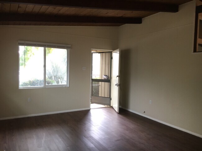 Foto del edificio - Quaint, single level duplex with one car garage