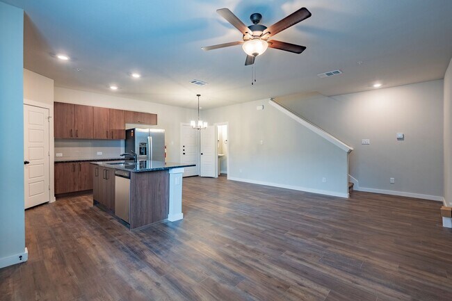 Foto del edificio - AVAILABLE NOW! GORGEOUS 2 BEDROOM FOUR PLE...