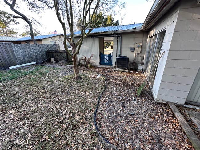 Building Photo - 263 Almansa Rd