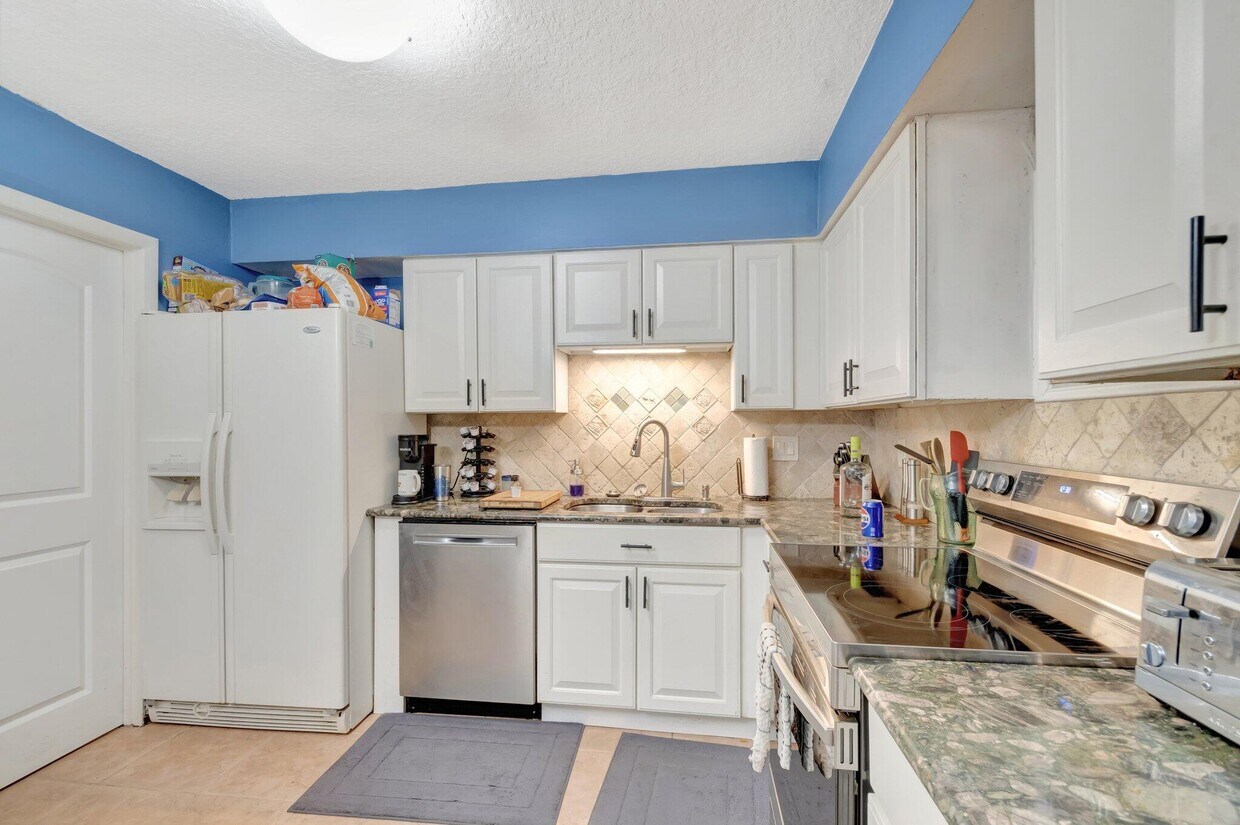 Primary Photo - 3882 Kenas St