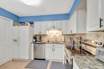 Building Photo - 3882 Kenas St