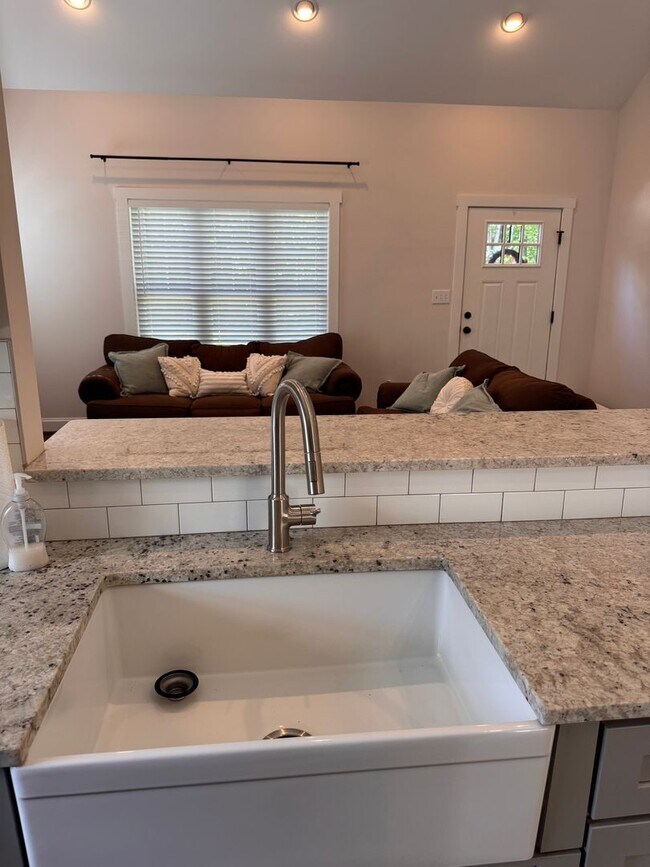 Foto del edificio - 3 Bedroom || 2 Bathroom Home in Forest