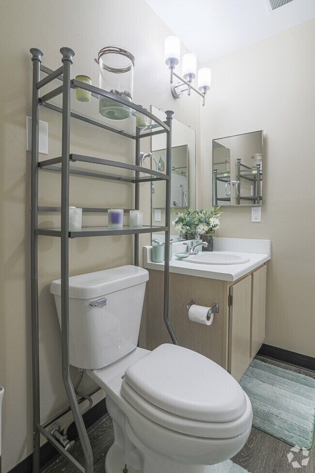 1 habitación, 1 baño, 570 pies cuadrados, baño - Eagle Grove Apartments